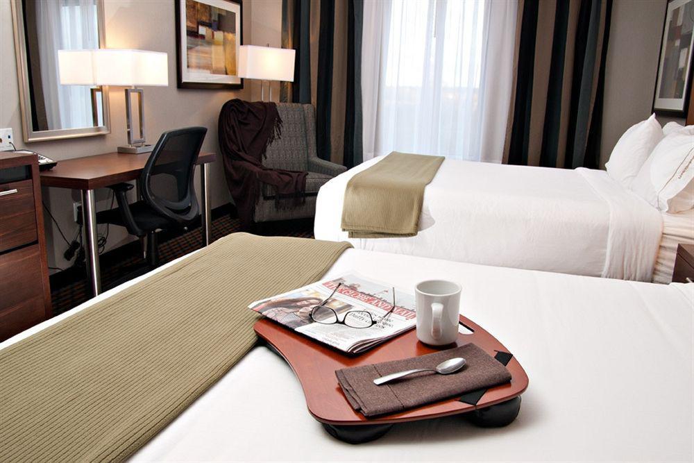 Holiday Inn Express Pembroke By Ihg Exteriör bild
