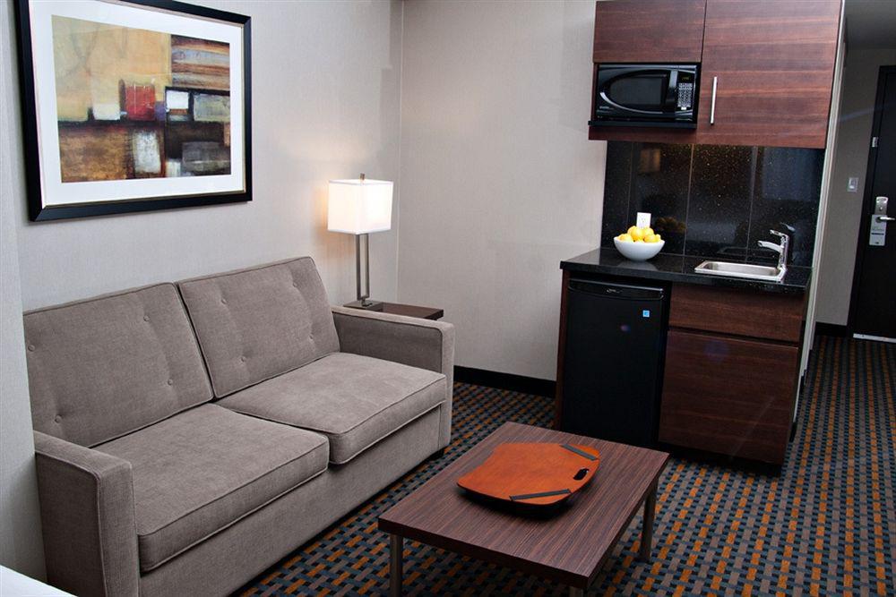 Holiday Inn Express Pembroke By Ihg Exteriör bild