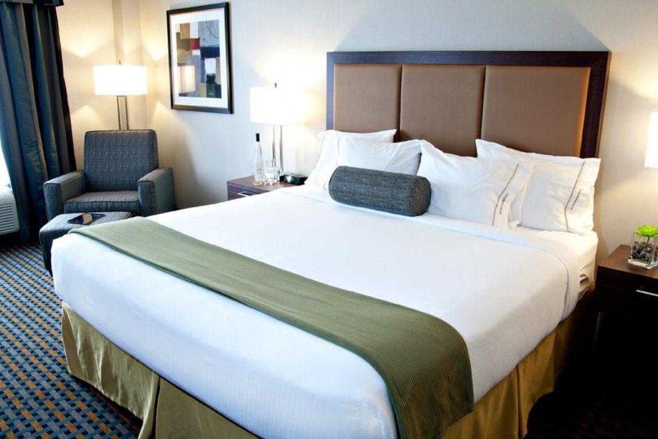 Holiday Inn Express Pembroke By Ihg Exteriör bild