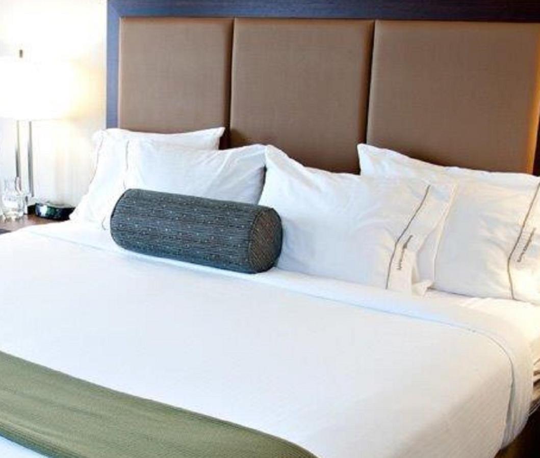 Holiday Inn Express Pembroke By Ihg Exteriör bild