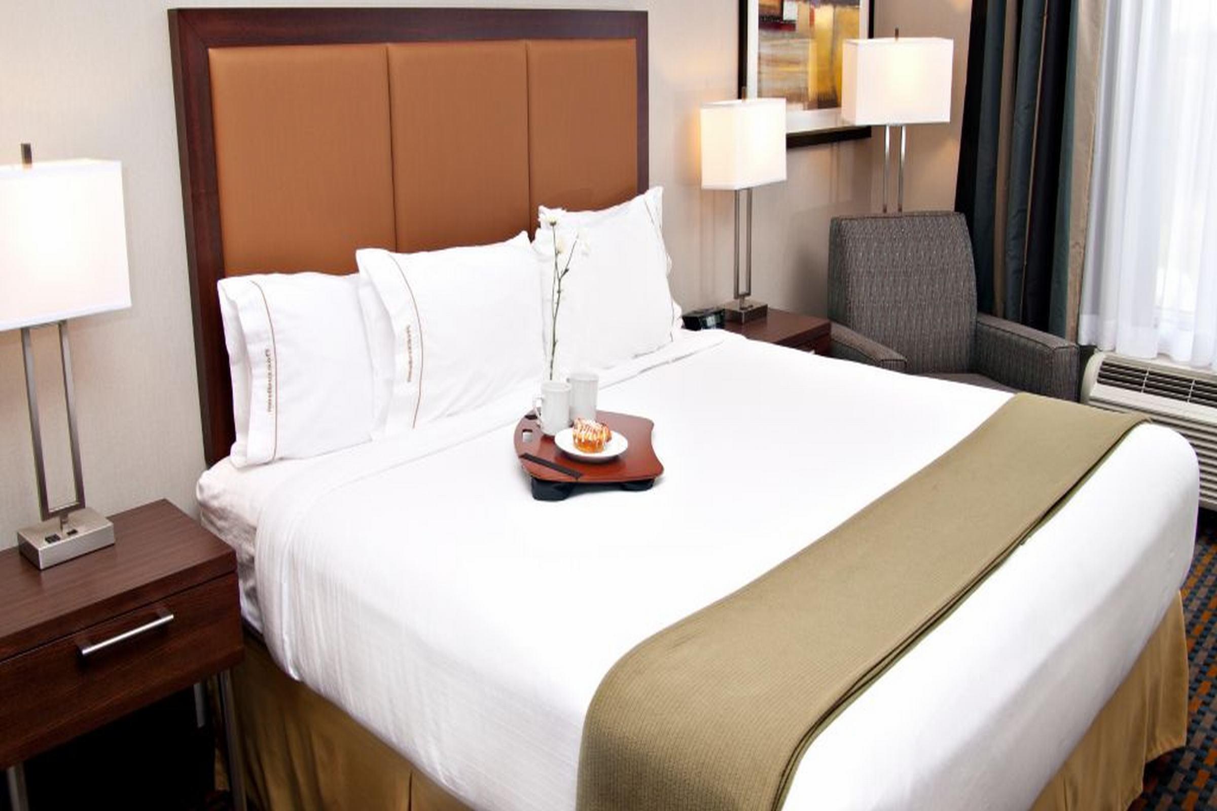 Holiday Inn Express Pembroke By Ihg Exteriör bild