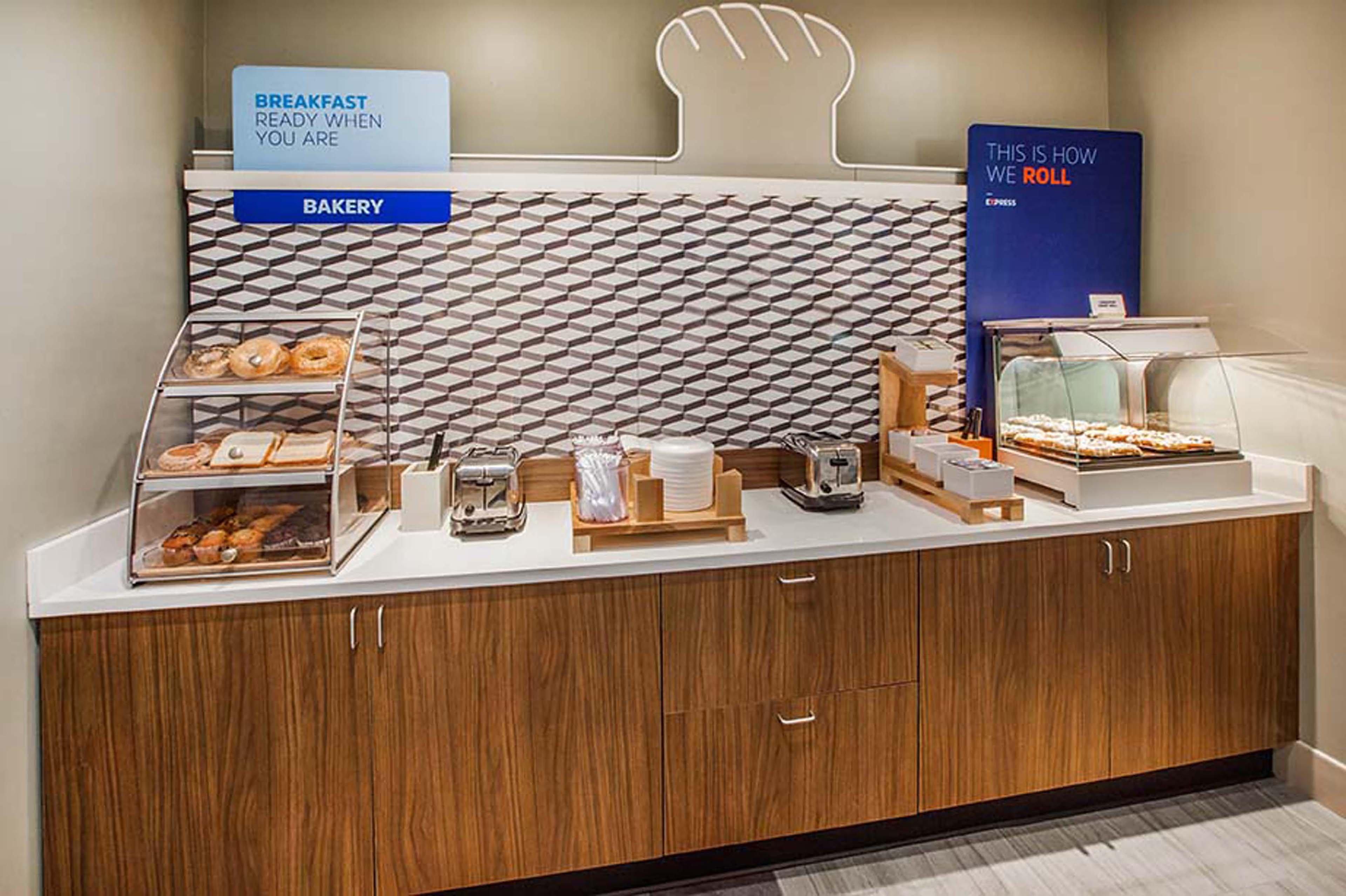 Holiday Inn Express Pembroke By Ihg Exteriör bild