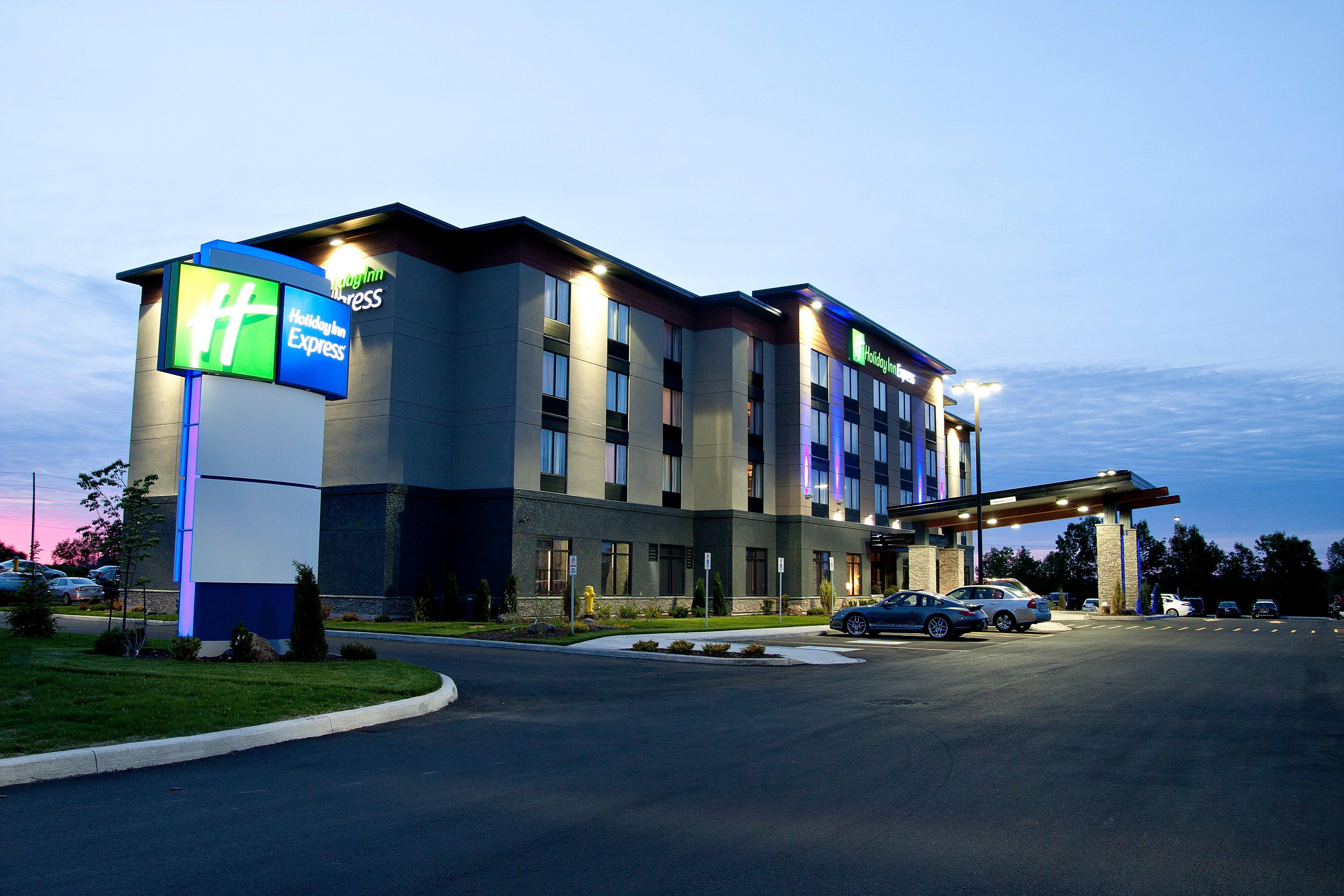 Holiday Inn Express Pembroke By Ihg Exteriör bild