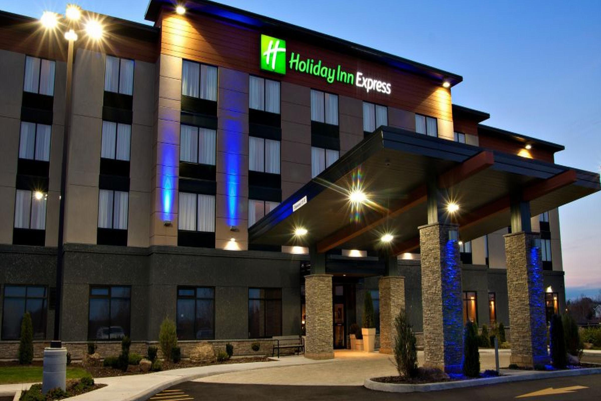 Holiday Inn Express Pembroke By Ihg Exteriör bild