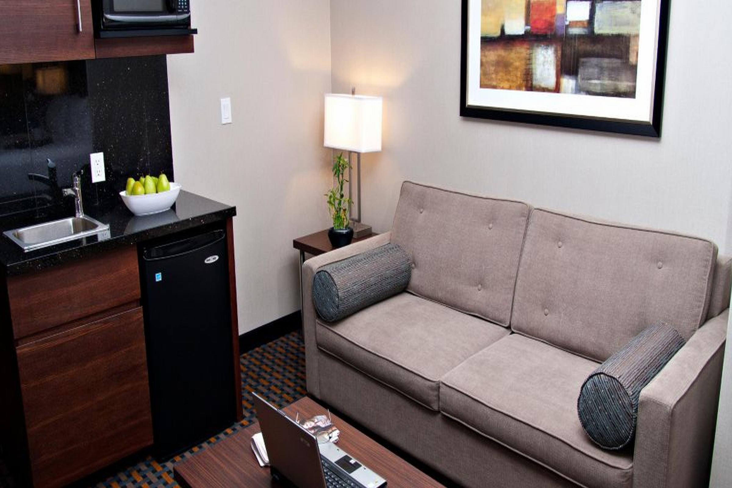 Holiday Inn Express Pembroke By Ihg Exteriör bild